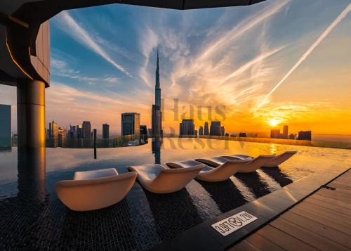 Paramount Midtown Hotel - Luxury Apartments & Infinity Pool with Burj Khalifa View