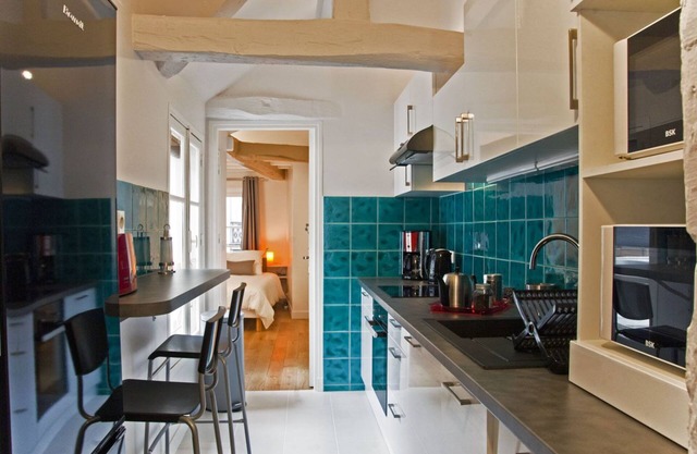PARIS apartment fully renovated - 2 Bedrooms - 2 Bathrooms - Sleeps 4 - Marais