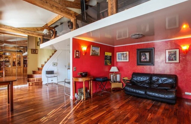 Paris les Halles : superbe loft sous les toits