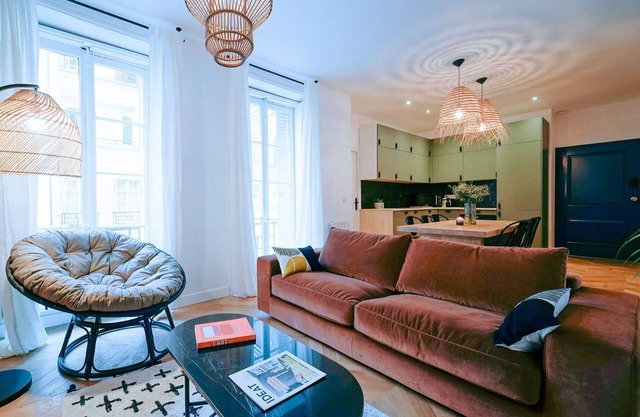 Parisuites 6 people accomodation Central Grands Boulevards Design Folies Bergères