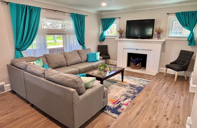Park view ⁞ Porch swing ⁞ Game room ⁞ 2BA ⁞ Manchester Manor: an elegant escape
