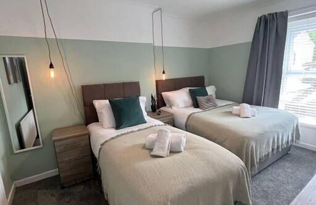 Parking, 2 Bathrooms, Dining space & Garden