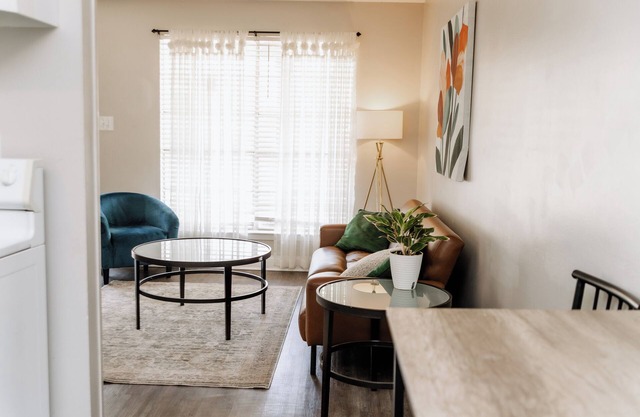 Parkside | Comfy King Beds Near Broad Ave & Overton Park