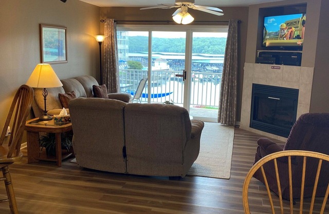 Parkview Bay 3 bedroom, 1st floor, Overlooks Pool, Lakefront, FREE WIFI