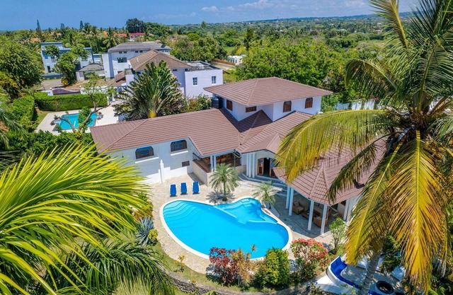 Party complex, 2 villas/2 pools, sandy beach, ping-pong/billiard/Playstation!