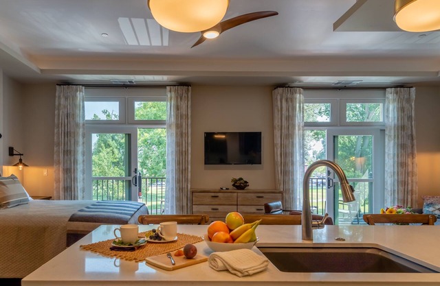 Paso Park Suite 201-Distinctive Balcony Suite Right in Downtown Paso Robles!