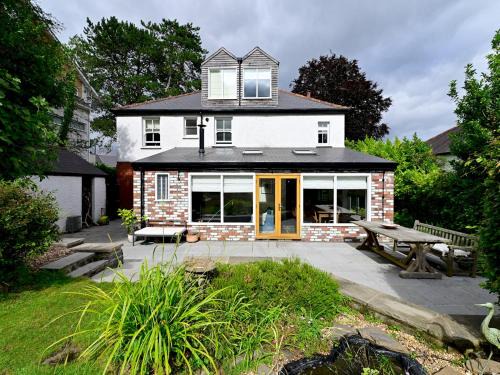 Pass the Keys 4-Bedroom Retreat in Radyr wLush Gardens Parking
