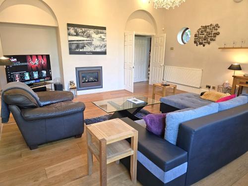 Pass the Keys Luxury 5 bedroom Riverside home in town centre