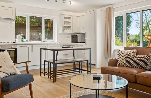 Pass the Keys | Newly Refurbished Annex with Parking and Pool