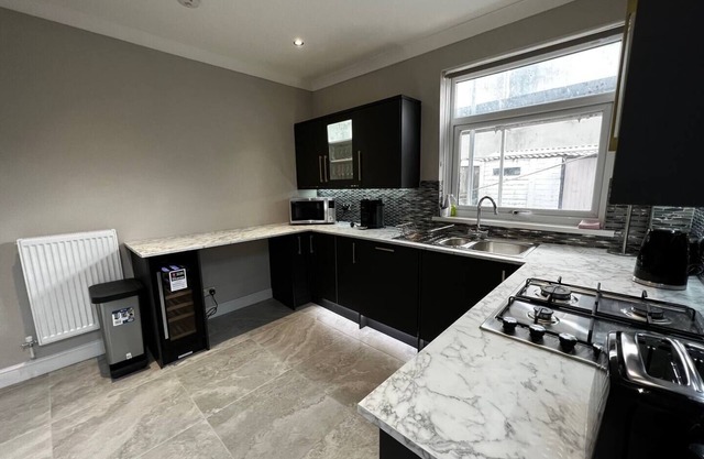 Pass the Keys | Spacious & Modern 5 Bedroom House close to City!