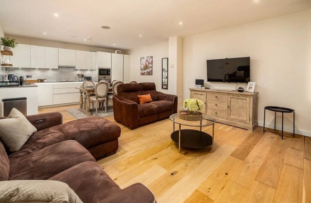 Pass the Keys | Stylish Central St Albans Flat with Free Parking