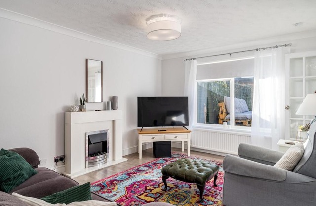 Pass the Keys Stylish Cosy 3Bed Family Friendly Home in Hatfield