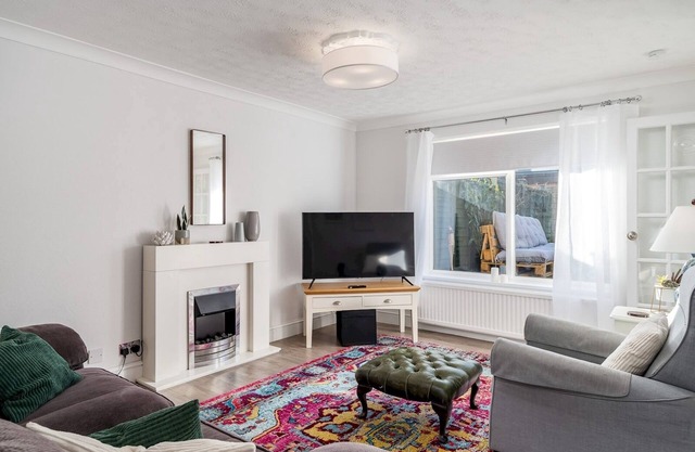 Pass the Keys | Stylish Cosy 3Bed Family Friendly Home in Hatfield