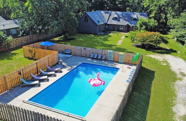 🌊 Pat's Pool House & Sauna – Your Ultimate Lakeside Playground