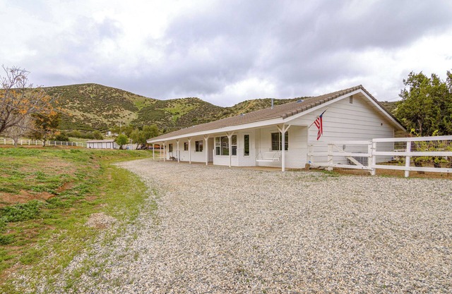 Patio, Fire Pit & Hillside Views: Agua Dulce Home