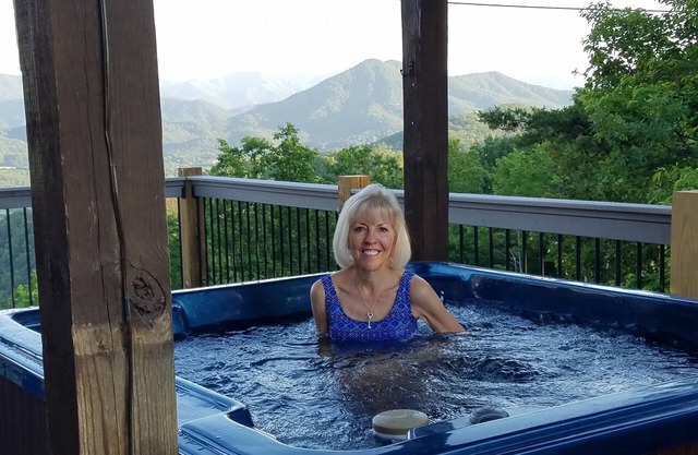 PATRIOT DREAM: GREAT VIEWS,/HOT TUB/FIREPIT/10 % Act./Ret. MIL/LE DISCOUNT