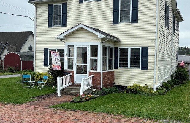 Pattonia-Sleeps 13 comfortably in the Laurel Highlands