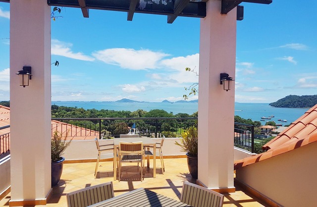 Patty’s Upscale Bay View Condo with King bed by the Amador Causeway on the Canal