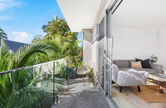 Paw-friendly 2BR Bondi pad with parking, great location