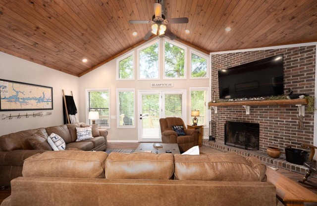 Paw Paw's Fish Tales Cabin on Lake Guntersville with 2 slip Boat Dock