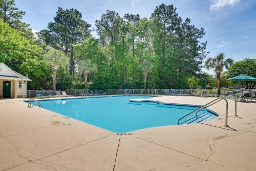 Pawleys Island Condo with Screened Porch and Golfing!