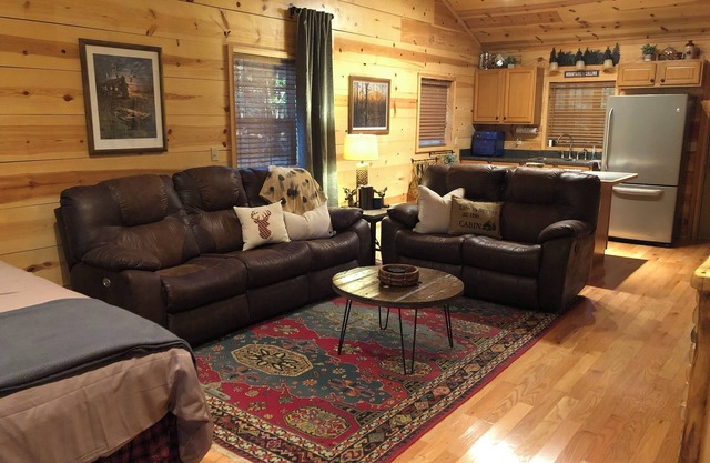 Paynes Place- A Charming 2-bedroom cabin close to Blanchard Caverns/Mirror Lake