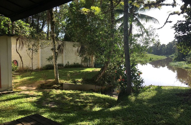 Peace and quiet on the riverfront and close to everything in Caraguá