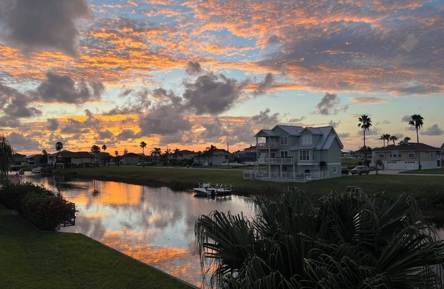 Peaceful 3-bedroom Canal House with WiFi, AC in charming Hernando Beach