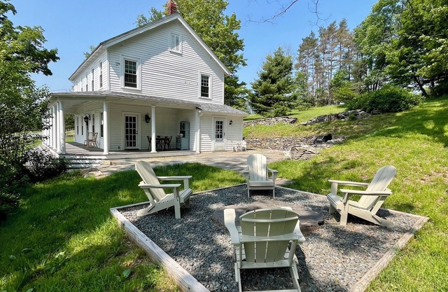 Peaceful 4-bedroom Farmhouse in Fallsburg