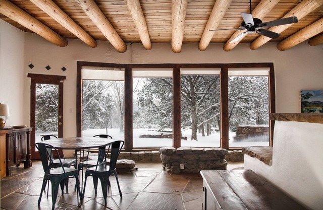 Peaceful Adobe Casita between Taos/TSV- Mountain Views, Hot Tub, Summer Garden