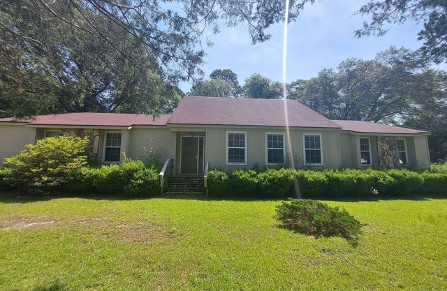 Peaceful almost 4 acres pond,sunroom, close to shopping restaurant's Douglas,GA