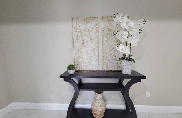 Peaceful and convenient 4-bedroom house in lovely Tampa with AC