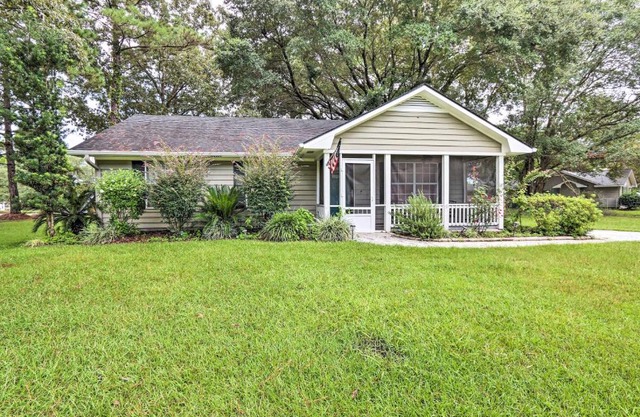 Peaceful Beaufort Home with Front Porch and Grill