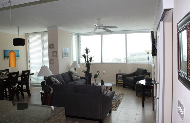 Peaceful Breeze - Beautiful Condominium Steps to the Beach