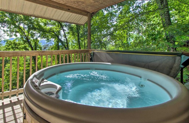 Peaceful Bryson City Cabin - Fire Pit and Hot Tub!