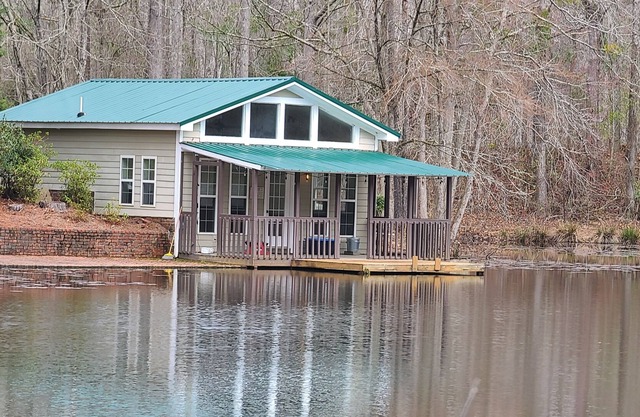 Peaceful Cabin on private pond, close to Callaway.