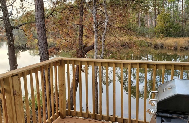 Peaceful Cabin on the Water fishing boat 3br 2 ba fishing from the back porch