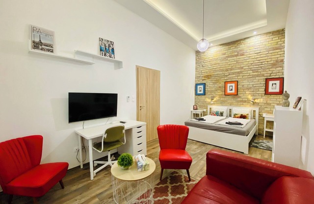 Peaceful central studio with A/C - Brick House