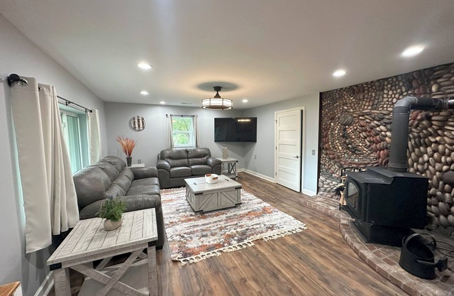 Peaceful completely renovated country home close to wedding venues and the metro