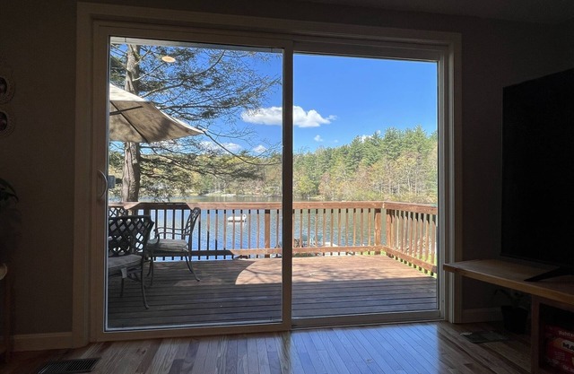 Peaceful "Country Lake Oasis" with private beach directly on site!n
