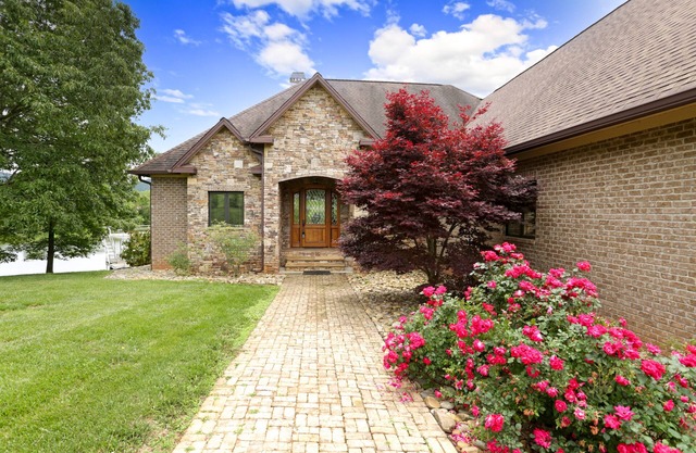Peaceful Cove on Lake Chatuge-Dock-Hot Tub-Sauna