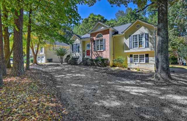 Peaceful Dallas Home with Deck and Charcoal Grill