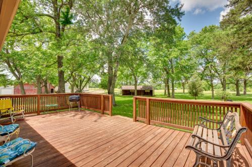 Peaceful Garden City Getaway with Grill and Fire Pit