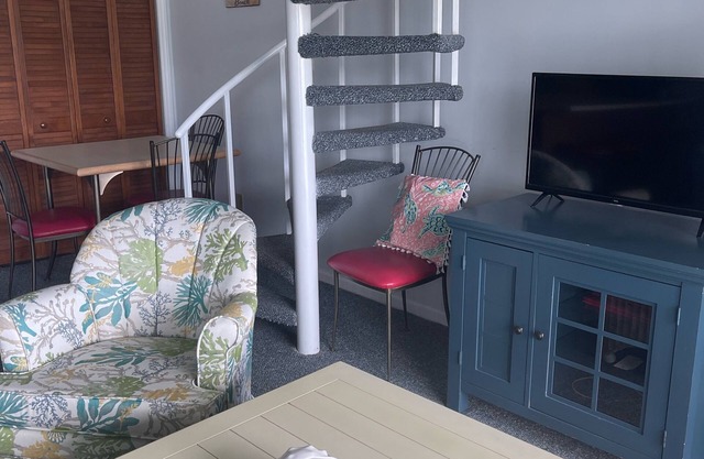 Peaceful, Gated community with Indoor & Outdoor Pools.Walk to beach, dining &fun