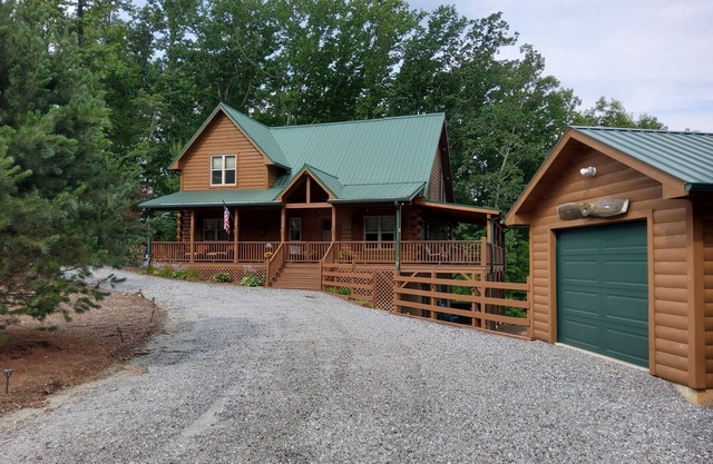 Peaceful getaway with stunning views in gated Community - EV Friendly