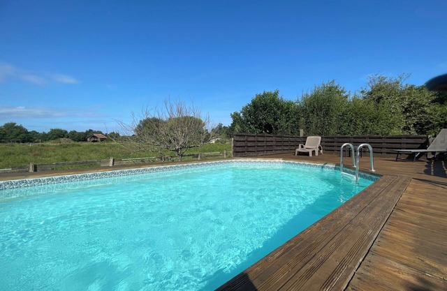 Peaceful haven with swimming pool near the port and beach