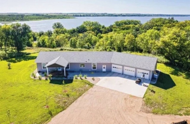 Peaceful Lake Home Retreat