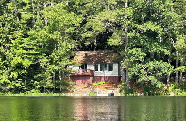Peaceful. Lakefront Cottage. Kayakers Paradise.