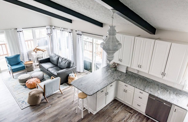 Peaceful Lakefront Getaway with Ping Pong!