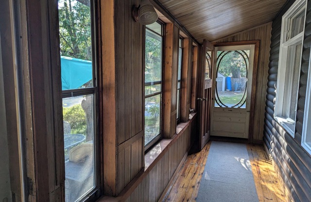 Peaceful Lakeside Cottage | Beach + Kayak & Canoen